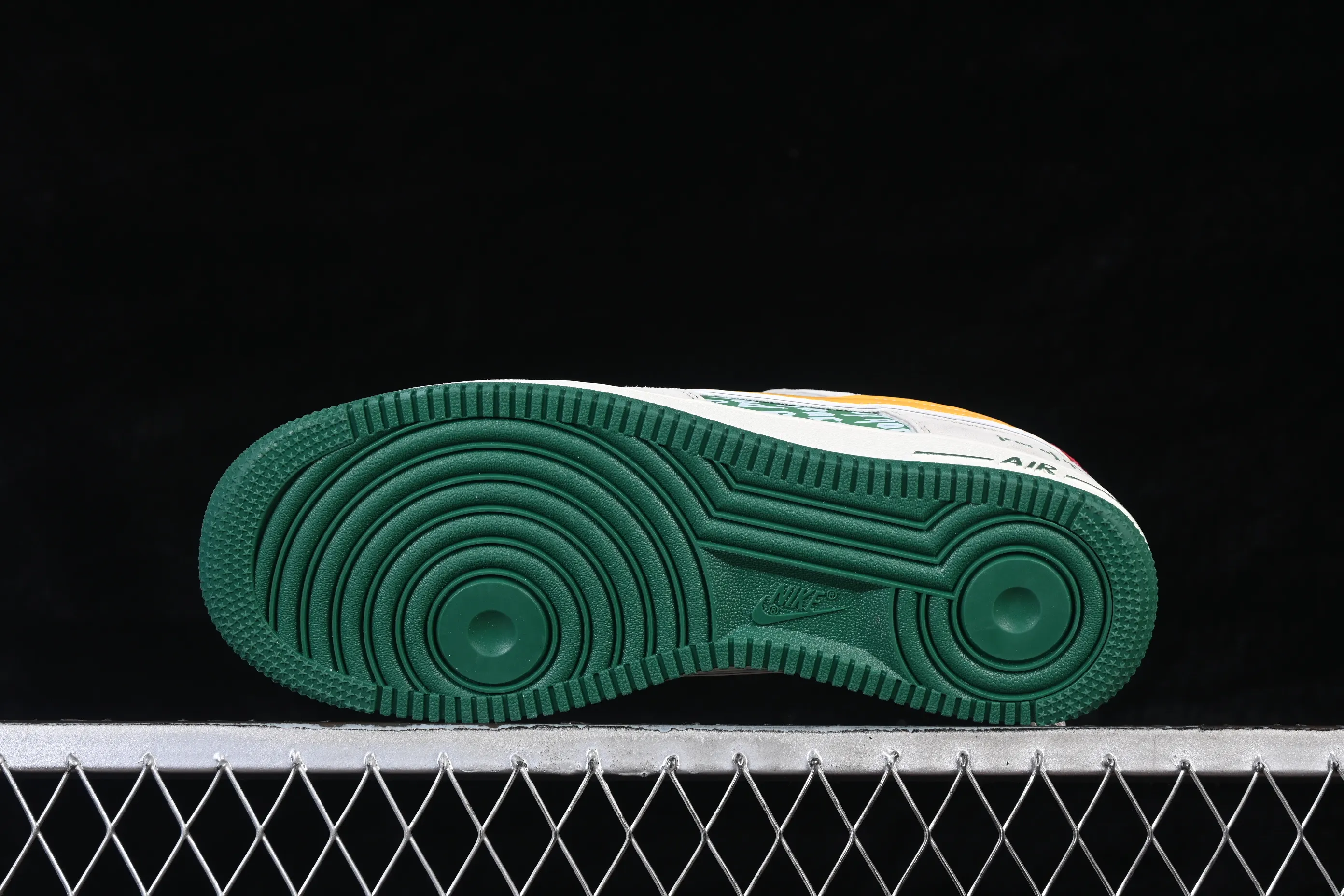 All categories Nk Air Force 1 Air Force series Nk Air Force 1 Low Air Force low-top Nike Air Force 1'07 Low Gray and green contrast Air Force 1 low-top casual sneakers SY1388-025